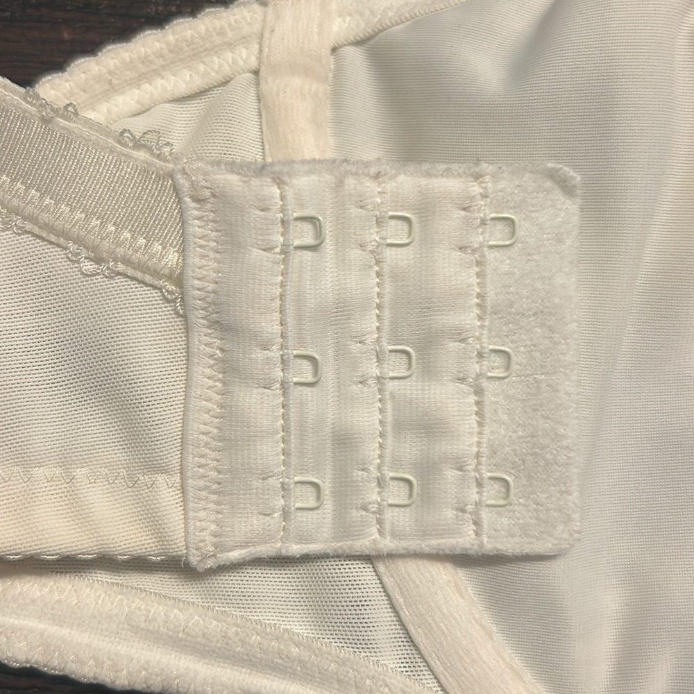 Wacoal Lace Underwire Bra - White - Picture 6 of 6